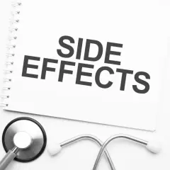 Notatka z napisem "SIDE EFFECTS" obok stetoskopu i blistrów z tabletkami. Czy NAC suplement ma skutki uboczne?
