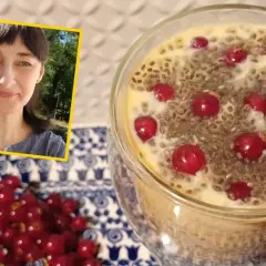 Uśmiechnięta kobieta obok deseru z nasionami chia i porzeczkami. Czy nasiona chia są zdrowe? Tak, to świetny dodatek do diety!