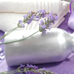 Srebro koloidalne na co pomaga? Woda z lawendą i solą, białe ręczniki i metalowa butelka tworzą relaksującą kompozycję.