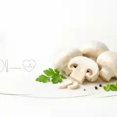 Świeże pieczarki z natką pietruszki i ikoną serca. Czy pieczarki są zdrowe? Tak, to pyszny i wartościowy dodatek do diety.