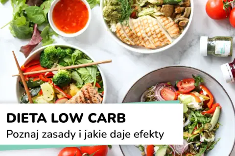 Kolorowe miski z sałatkami pełnymi warzyw i grillowanym mięsem. To idealny przykład, jak może wyglądać dieta low carb.